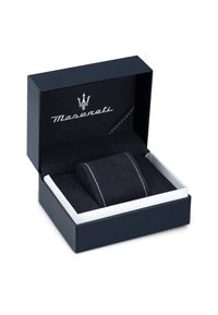 Scatola da gioielli blu navy con marchio Maserati, texture simile alla pelle scamosciata, cuciture bianche e imbottitura interna; logo impresso sul coperchio.