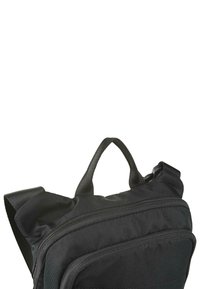 Mochila negra de tela con dobles cremalleras, asa superior y correas acolchadas para los hombros. Presenta una superficie texturizada y una forma curvada.