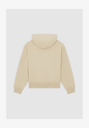 Beżowa bluza z kapturem ze sznurkiem, długimi rękawami i ściągaczami przy mankietach. Materiał ma miękką fakturę; brak widocznych logo lub wzorów.