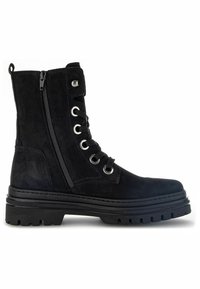 Stivale da combattimento in suede nero con zip laterale, lacci frontali con occhielli metallici, suola texture e tacco robusto e spesso.
