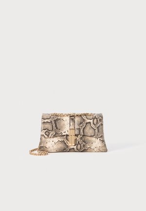 Pochette en simili cuir effet serpent beige et marron, avec une chaîne en ton doré et un fermoir rectangulaire. Matériau en simili cuir texturé.