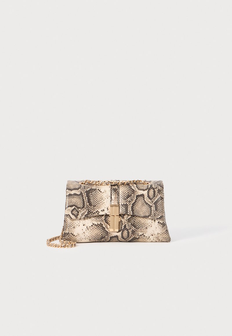 Geantă tip clutch cu imprimeu de șarpe, în nuanțe de bej și maro, având o curea din lanț cu tonuri de aur și un închizător dreptunghiular. Material din piele sintetică texturată.