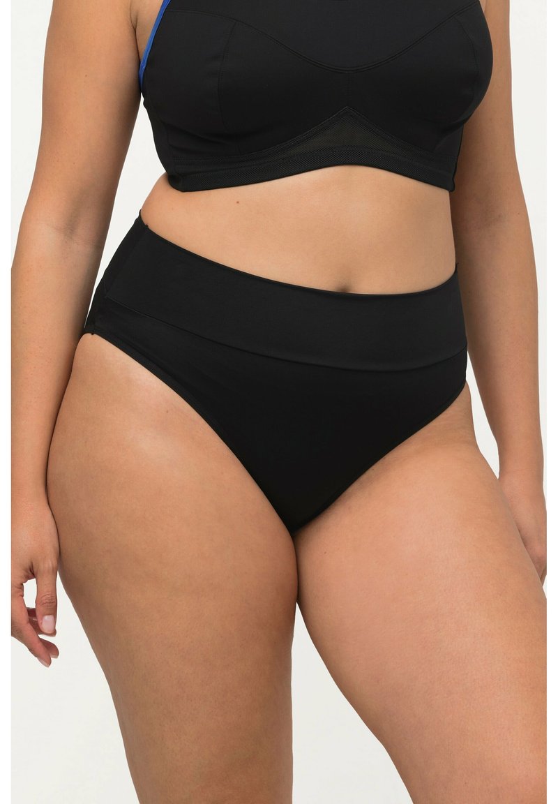 Czarne bikini z wysokim stanem wykonane z elastycznego materiału, z szerokim pasem w talii i gładką teksturą, idealne dla komfortu i dopasowania.