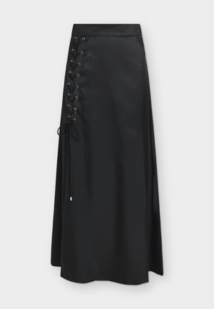 Μακρινή μαύρη σατέν φούστα με λεπτομέρεια δέσιμου στο πλάι και λεπτές κρεμαστές κορδέλες, λεία υφή, σιλουέτα σε γραμμή Α πάνω σε λευκό φόντο.