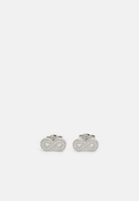 Orecchini a forma di infinito in argento, con una superficie testurizzata e decorati con piccole pietre trasparenti.