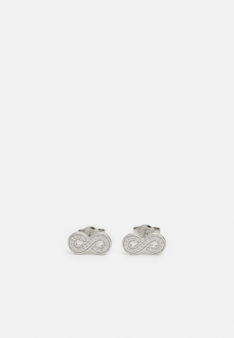 Orecchini a forma di infinito in argento, con una superficie testurizzata e decorati con piccole pietre trasparenti.