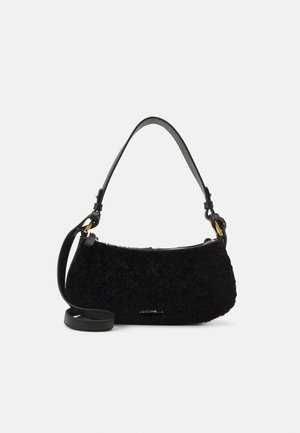 Sac à bandoulière noir texturé avec sangle réglable, ferrures dorées et petit logo de la marque embossé à l'avant.