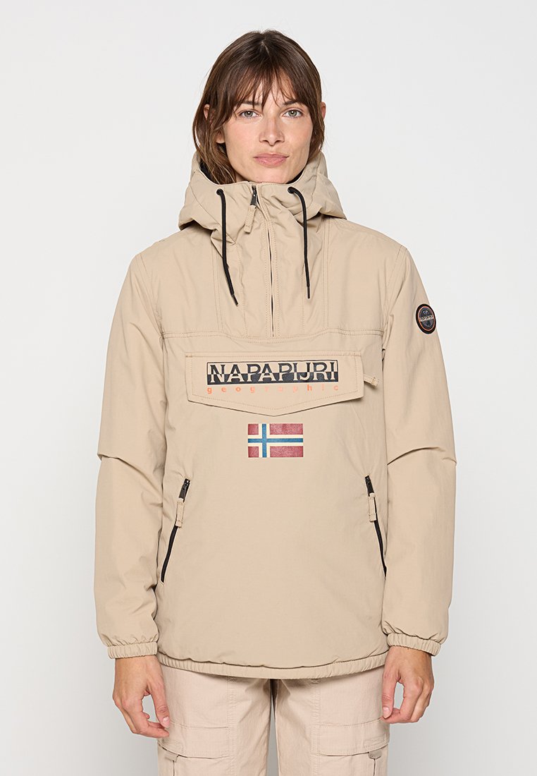 Beige pulloverjack met een capuchon, voorzien van een voorzak, zwarte ritsen en een Noors vlagontwerp. Zachte textuur, verstelbare trekkoorden.