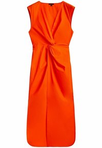Robe orange sans manches avec un col en V et un détail noué torsadé à la taille. Tissu lisse avec un design fluide et un ourlet légèrement fuselé.