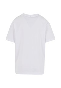 T-shirt en coton blanc avec un col rond et des manches courtes, présentant un design uni et une coupe décontractée. Pas de logos ni de motifs visibles.