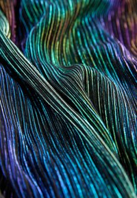 Schwarzer Stoff mit schillernden, dünnen, vertikalen Streifen in Farben wie Blau, Grün und Lila; hat eine glatte Textur und einen glänzenden Finish.