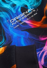 Tela negra con patrones de humo azules, naranjas y rosas y texto blanco que dice "ORIGINAL future@work code: 1358.46.D-19.82".