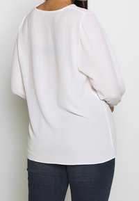 Evans Blus - off-white