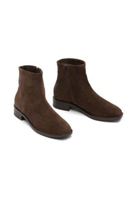 Stivaletti in suede marrone con un design affusolato, chiusura con zip laterale e tacco basso a blocco. Tessuto liscio con una leggera lucentezza.