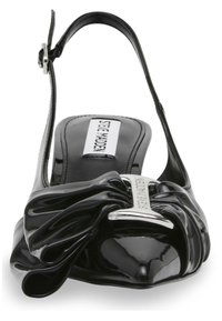 Ballerine nere in vernice con punta appuntita, dettaglio a nodo nella parte anteriore, accessori in metallo argentato e soletta imbottita.