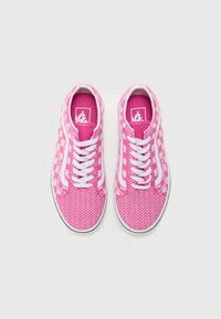 Roze canvas sneakers met witte veters, voorzien van een gestructureerd breipatroon en witte accenten, ronde neus en een contrasterende zwarte zool.