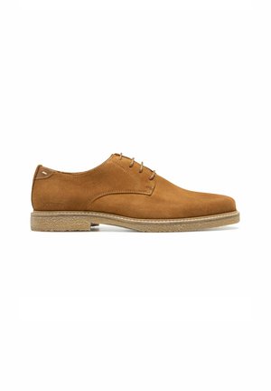 Chaussures en daim brun à lacets avec un bout arrondi, surface texturée et accents beige, présentant une semelle en caoutchouc de couleur claire.