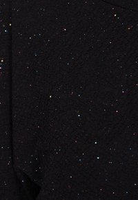 Schwarzer Textilstoff mit einer strukturierten Oberfläche, der mit bunten Pailletten in verschiedenen Formen, darunter Quadrate und Kreise, gleichmäßig bedeckt ist.