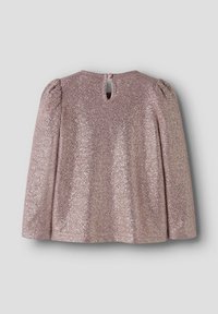 Top de tela de brillo rosa con mangas largas, que presenta un diseño de hombros abullonados y un cierre de botón en la parte posterior del cuello con una abertura en forma de llave.