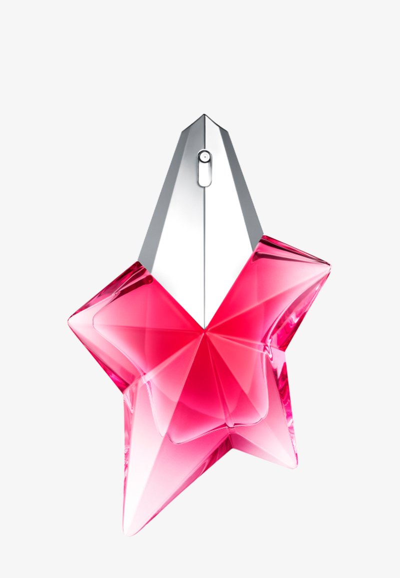 Parfumflesje in de vorm van een doorschijnende roze ster met een zilveren spraymondstuk bovenop, tegen een witte achtergrond.
