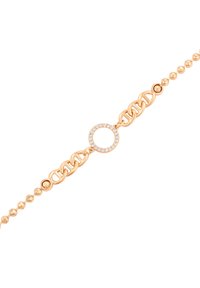 Bracciale d'oro delicato con un ciondolo circolare incastonato di piccole diamanti, collegato da catene lucide su uno sfondo bianco.
