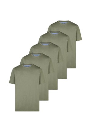 Fem ensfarvede olivengrønne t-shirts med korte ærmer og rund hals, stablet i et forskudt mønster på en hvid baggrund.