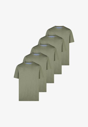 Fem ensfarvede olivengrønne t-shirts med korte ærmer og rund hals, stablet i et forskudt mønster på en hvid baggrund.