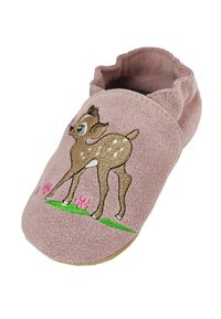 Roze stoffen slipper met een zachte textuur, een afgeronde neus en een geborduurde hertontwerp met bloemen en grasaccenten.