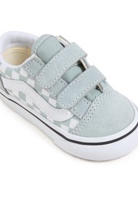 Hellgrüne Sneakers mit Klettverschluss, Material aus Wildleder und Canvas, karierter Muster an den Seiten, weiße Akzente und schwarze Gummisohle.
