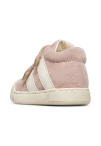Sneaker alta in suede rosa con dettagli in pelle bianca, suola strutturata e particolare anello sul lato, che mette in evidenza un colletto morbido e imbottito.