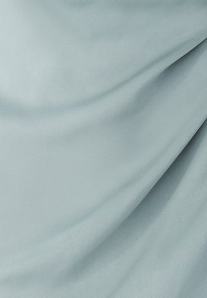 Hele sinise valgusega kangas, millel on sile ja pehme tekstuur, õrnalt riputatud, näidates pinnal kergeid erinevusi valguses ja varjus.