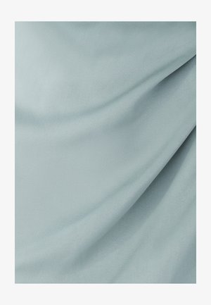 Hele sinise valgusega kangas, millel on sile ja pehme tekstuur, õrnalt riputatud, näidates pinnal kergeid erinevusi valguses ja varjus.