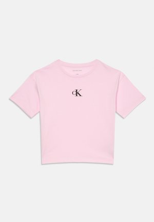 T-shirt curta de manga curta em rosa claro, com o logótipo preto "cK" impresso no centro do peito e decote redondo.