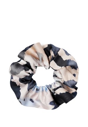 Scrunchie van zachte stof met een abstract zwart, grijs en beige tie-dye patroon, gerangschikt in een cirkelvorm.