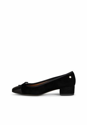 Zapato tipo bailarina de ante negro con tacón bajo, pequeño lazo en la punta y detalle metálico redondo cerca del talón.