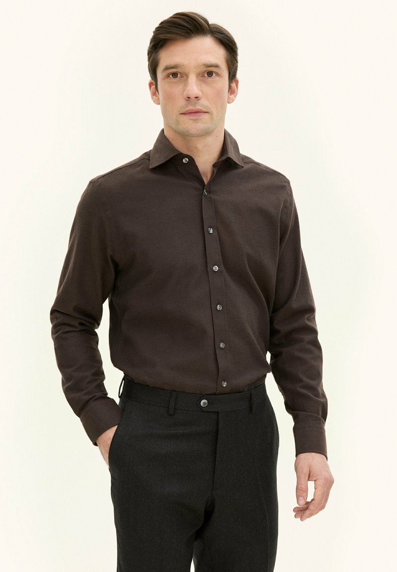 Oscar Jacobson REG FIT CUT AWAY BRUSHED - Camicia - warm brown