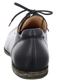 Schwarzer Lederschuh mit abgerundeter Ferse, strukturiertem Obermaterial und schwarzer Schnürung mit roten Akzenten. Glatte Innenauskleidung und gestickte Details.