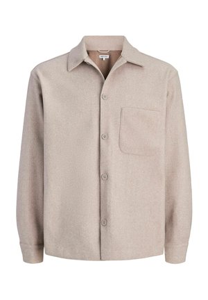 Chemise beige à manches longues boutonnée, avec col et une poche poitrine unique, réalisée en tissu doux.