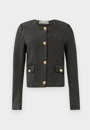 Veste à manches longues gris foncé avec des boutons décoratifs dorés sur le devant et sur des poches à rabat en simili, encolure ronde et coupe ajustée.