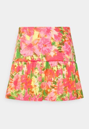 Bloemmotief geplooide rok met felle roze, oranje en groene kleuren. Gemaakt van lichtgewicht stof, met een gerimpelde tailleband.