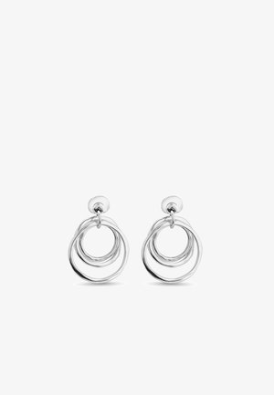 Pendientes de tono plateado con dos aros circulares irregulares entrelazados que cuelgan de un pequeño clavillo redondo sobre un fondo blanco.