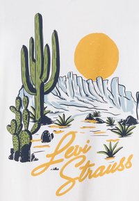 Levi's® RELAXED FIT TEE - Camiseta estampada - bright white