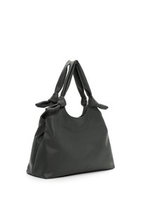 Kabelka z tmavě zelené kůže s texturovaným povrchem, vybavená dvěma uzlovanými držadly a kulatým otevřeným vrškem, vhodná pro běžné nošení.