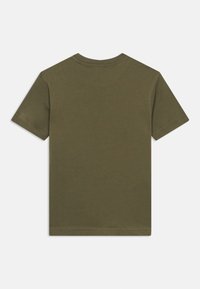 Απλή βαμβακερή κοντομάνικη μπλούζα σε απόχρωση ελιάς, απλωμένη επίπεδα, που δείχνει την πίσω πλευρά με στρογγυλή λαιμόκοψη και απλές ραφές.