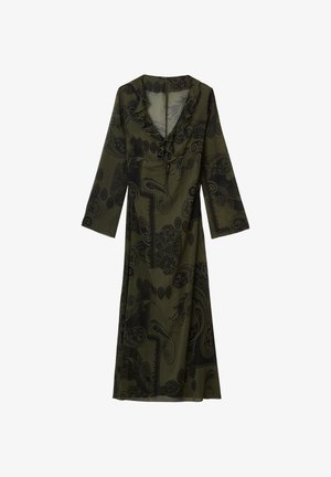 Abito verde oliva con maniche lunghe, scollatura arricciata, stampa paisley nera e una forma fluida, realizzato in tessuto leggero.