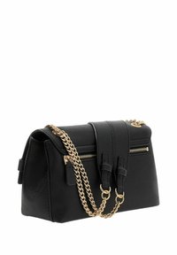 Bolso de mano de cuero negro con forma estructurada, correa de cadena dorada, compartimentos con cremallera y doble asa, con acabado texturizado.