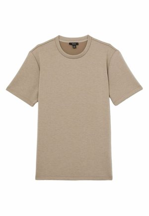 Tricou bej din bumbac, cu mâneci scurte, guler rotund, textură netedă, cusături minime, cu o tăietură ușor lejeră și fără grafice sau modele vizibile.
