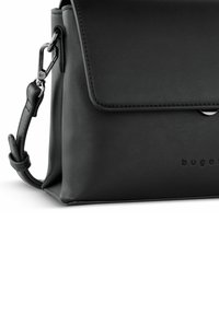 Borsa a tracolla in pelle nera con chiusura a patta, tracolla regolabile e branding minimale. Presenta hardware in argento e una superficie texturizzata.