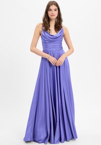 Langes lila Kleid mit einem schulterfreien Ausschnitt und einer plissierten Brustpartie. Der glatte Stoff fließt bis zu einem vollen Rock und schafft eine elegante Silhouette.