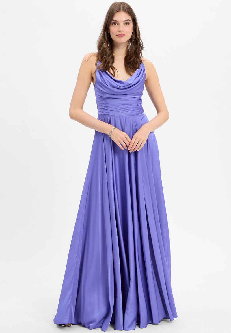 Langes lila Kleid mit einem schulterfreien Ausschnitt und einer plissierten Brustpartie. Der glatte Stoff fließt bis zu einem vollen Rock und schafft eine elegante Silhouette.